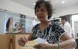 Người dân Hà Nội hào hứng đi làm thẻ xe buýt miễn phí